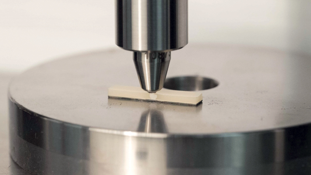 Edge strength test uses ceramic-metal bar with a point force 1mm