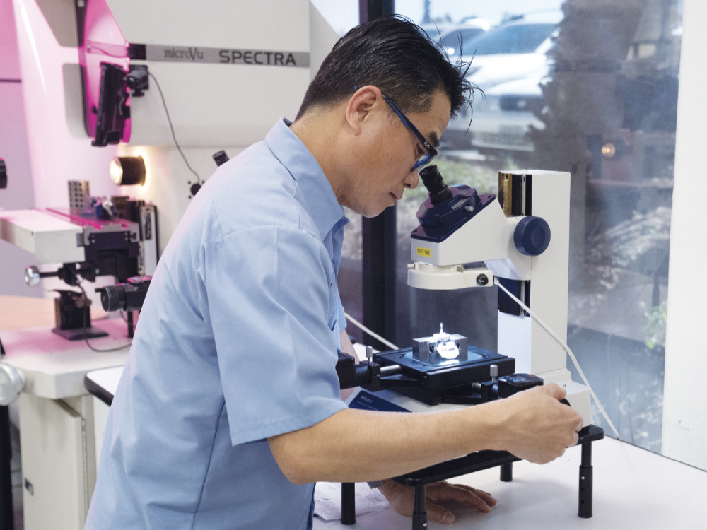 Dental tech using microscope